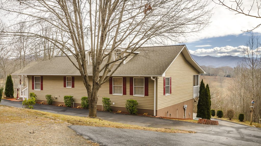 Carolina Crest Easy access with view! Lamplighter Realty