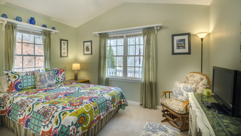 Carolina Crest Easy access with view! Lamplighter Realty