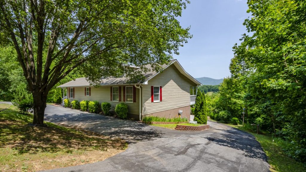 Carolina Crest Easy access with view! Lamplighter Realty